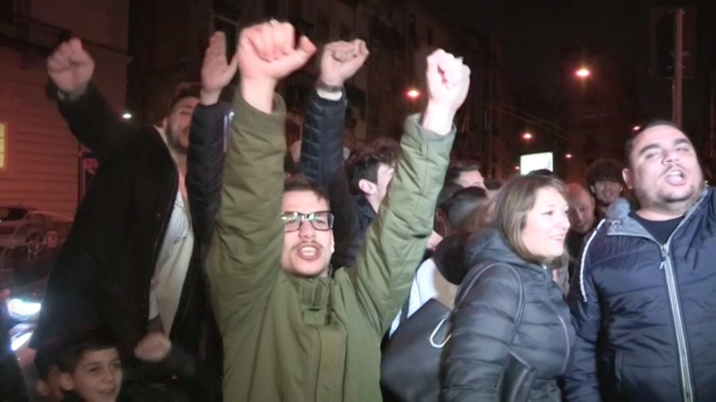 年夜大都人，宁可选择在面具之下庸碌平生，对心里的真实置若罔闻更况且，若是真的撕下面具，你能像被数十辆警车团团包抄的蝙蝠侠一样，镇静离往吗？！　　　　英雄与常人，仅仅是一枚硬币的两面。